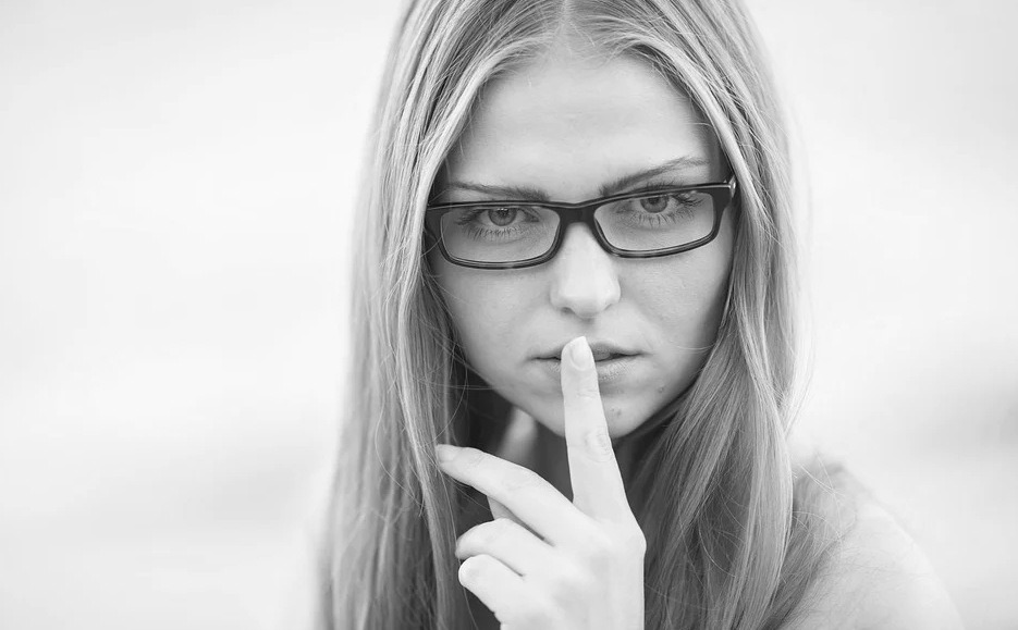 cette femme ne veut pas entendre une mouche voler : elle veut du silence